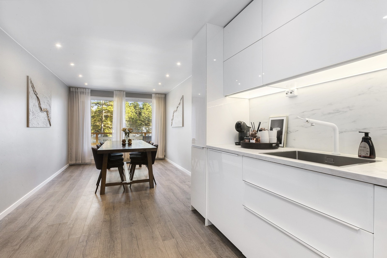 Det er plass til spisebord og stoler i rommet Galleribilde