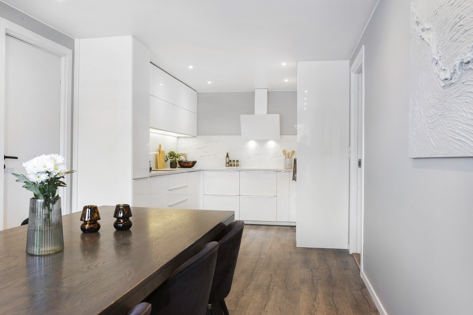 Kjøkkenet har godt med skap og skuffer Galleribilde