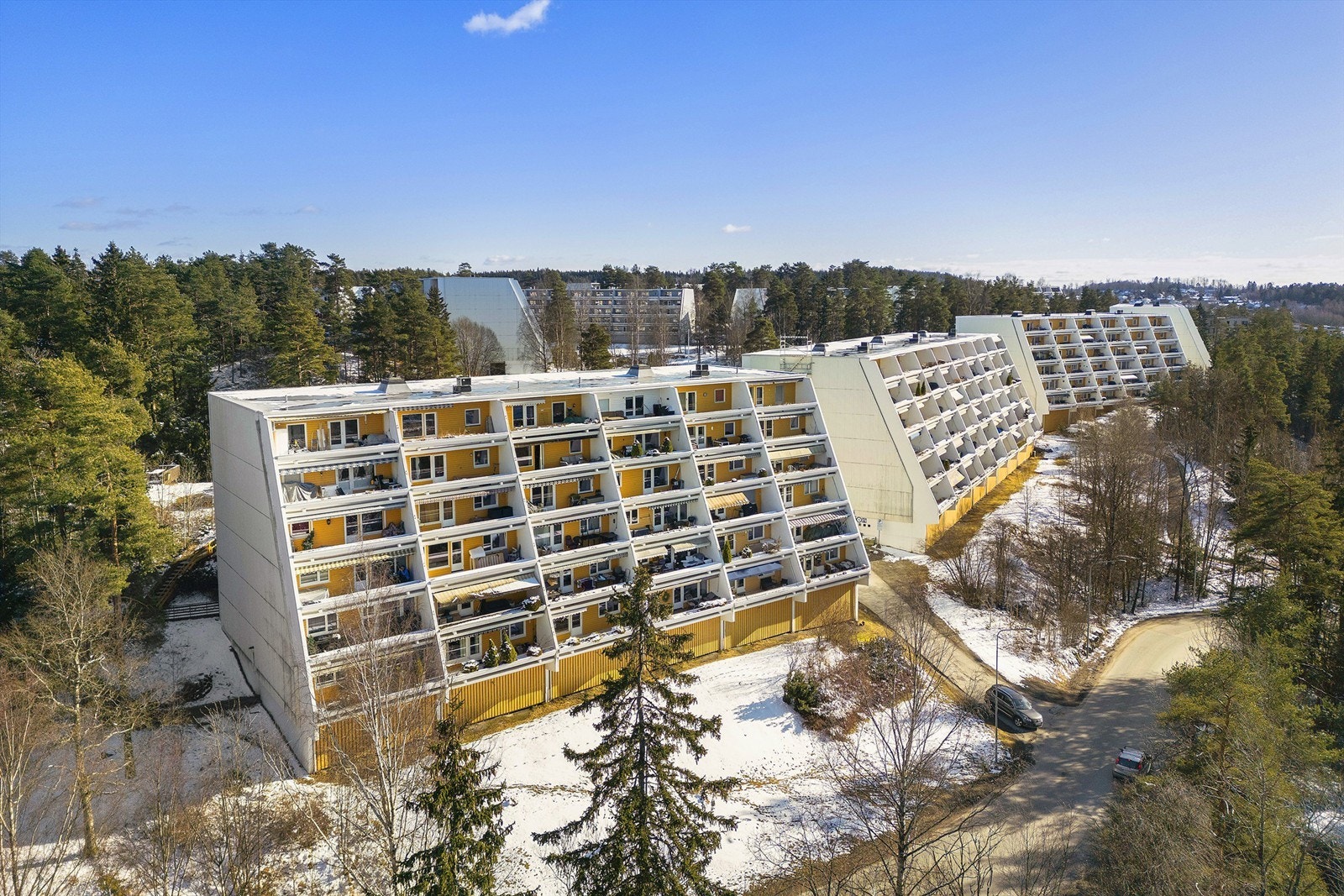 Kort vei til Langhus Nærsenter med blant annet Meny, apotek, frisør, tannlege og restaurant Galleribilde
