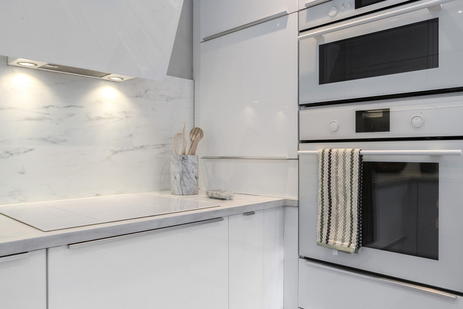 Kjøkkenet har integrert kjøle/frys, oppvaskmaskin, komfyr og platetopp Galleribilde