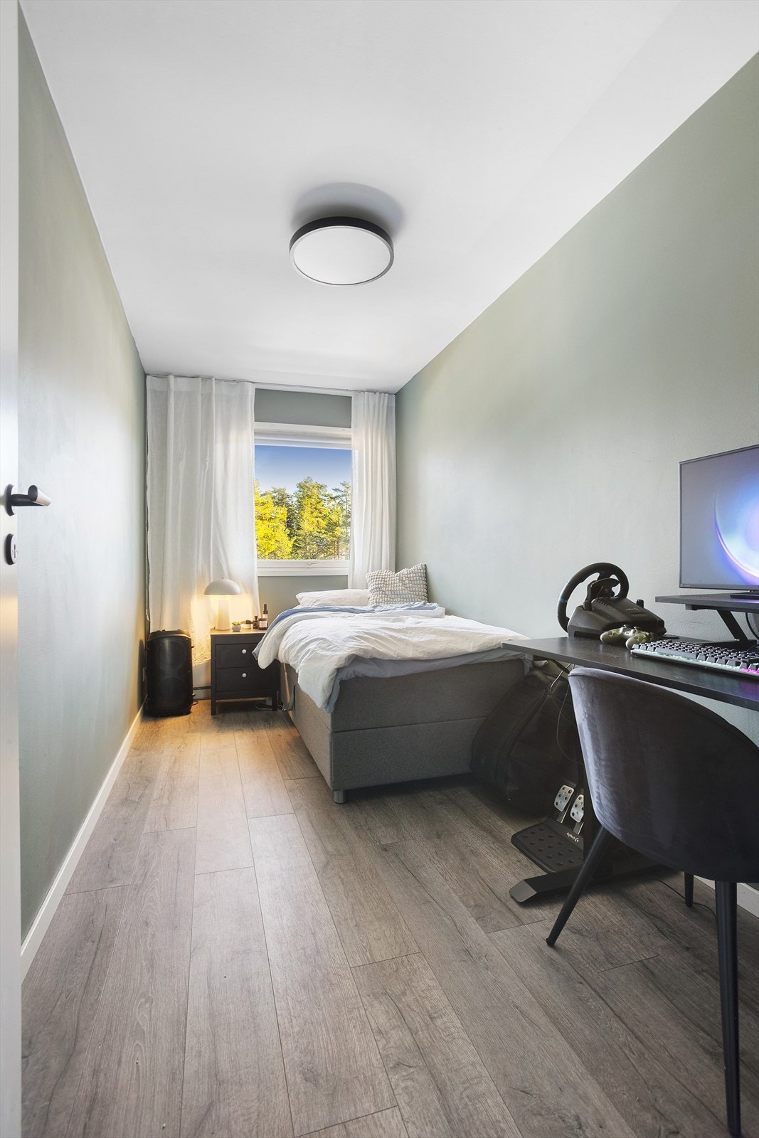 Soverommene kan møblers med seng, nattbord og garderobeskap Galleribilde