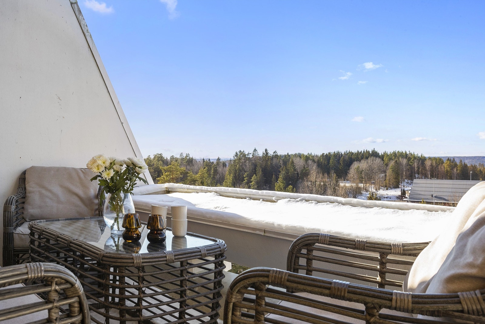 Terrassen kan deles inn i ulike soner og møbleres deretter Galleribilde