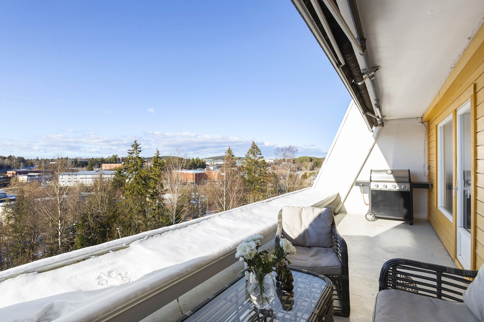 Terrassen har også plantekasser i betong Galleribilde