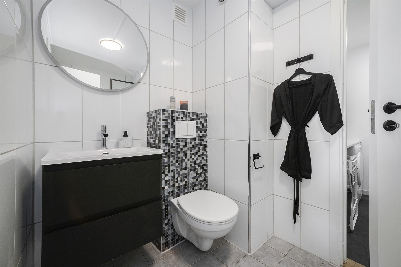 Fra badet er det adkomst til rom benyttet som vaskerom Galleribilde