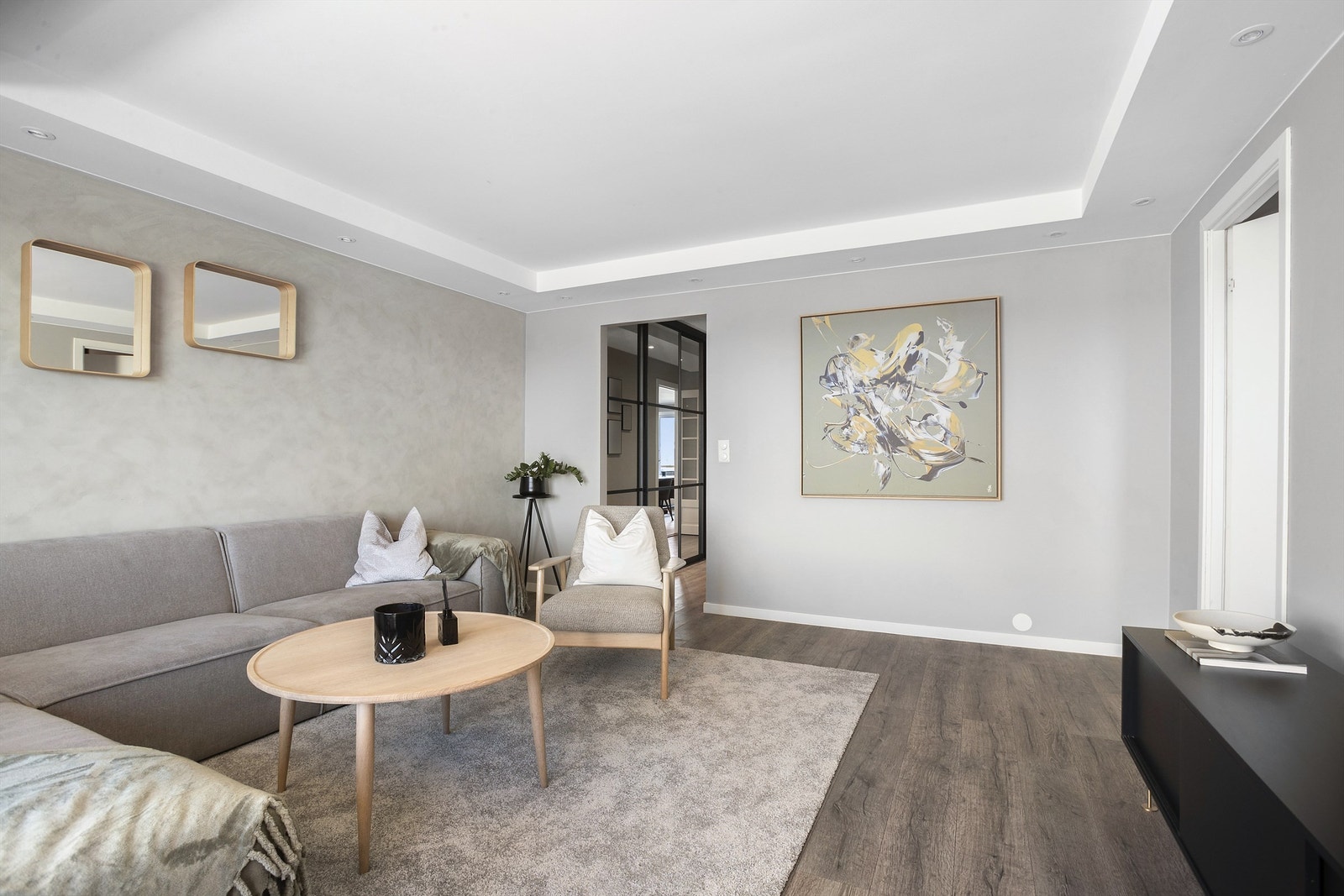 Lys og fin stue som kan innredes med sofa, bord, TV og tilhørende stuemøblement Galleribilde