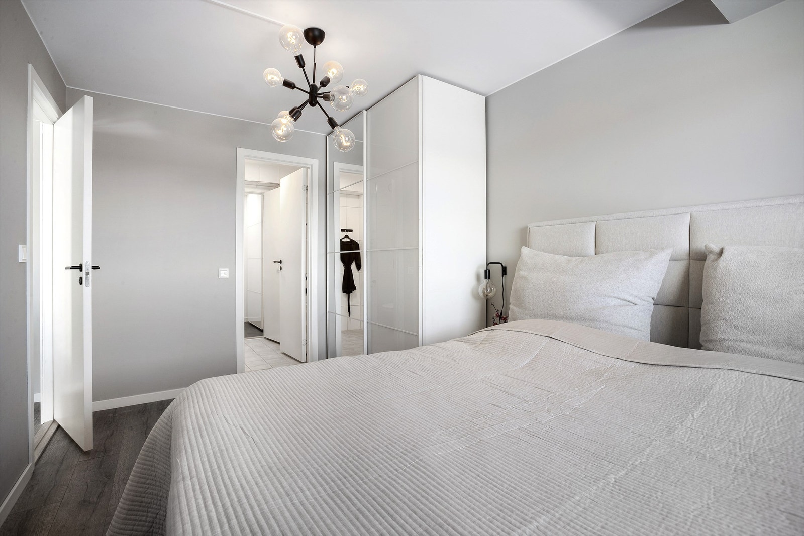 Fra hovedsoverommet er det adkomst til eget bad Galleribilde