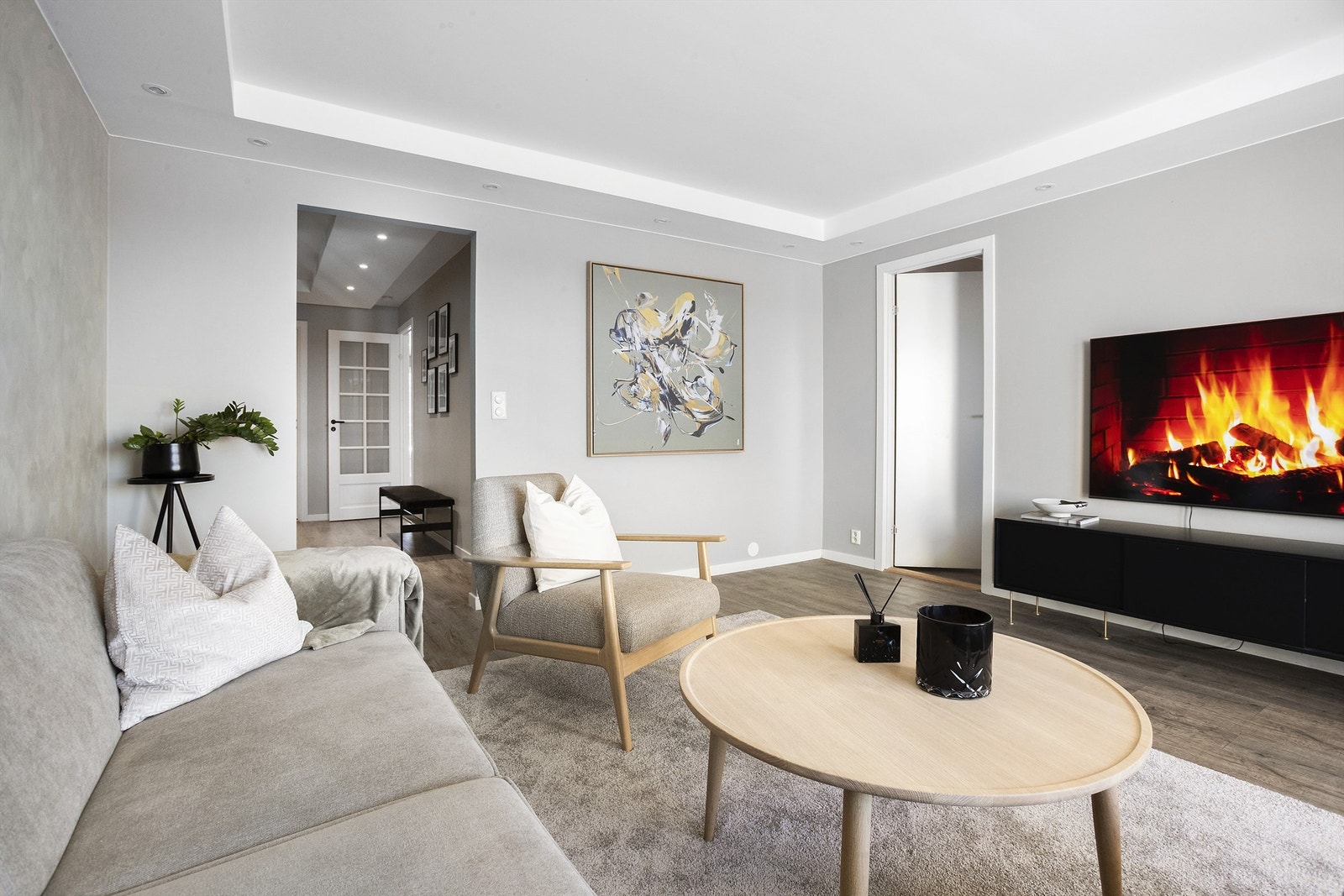 Alt av vegger og tak er overflatebehandlet i senere tid Galleribilde