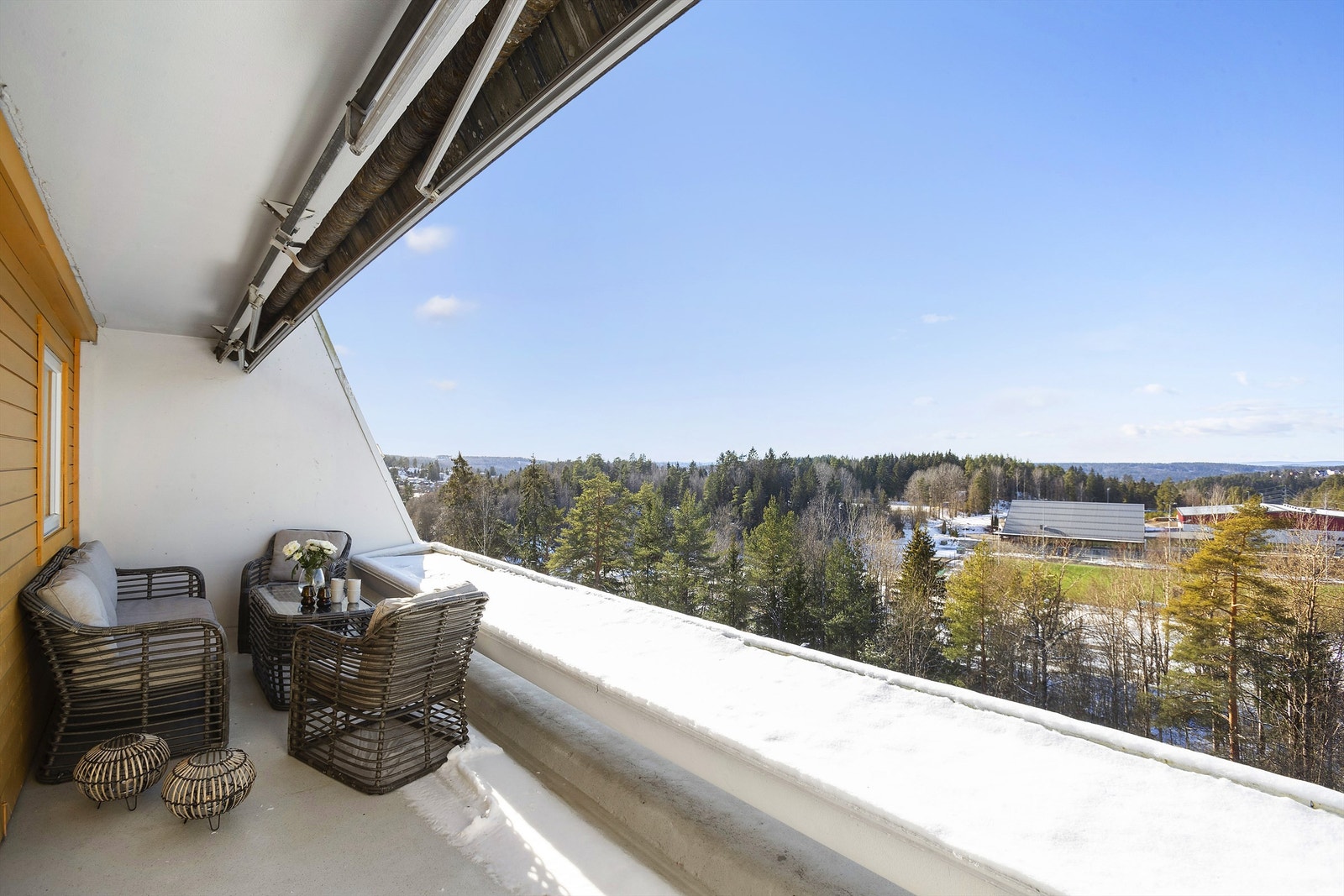 Terrassen har markise for de mest solfylte dagene Galleribilde