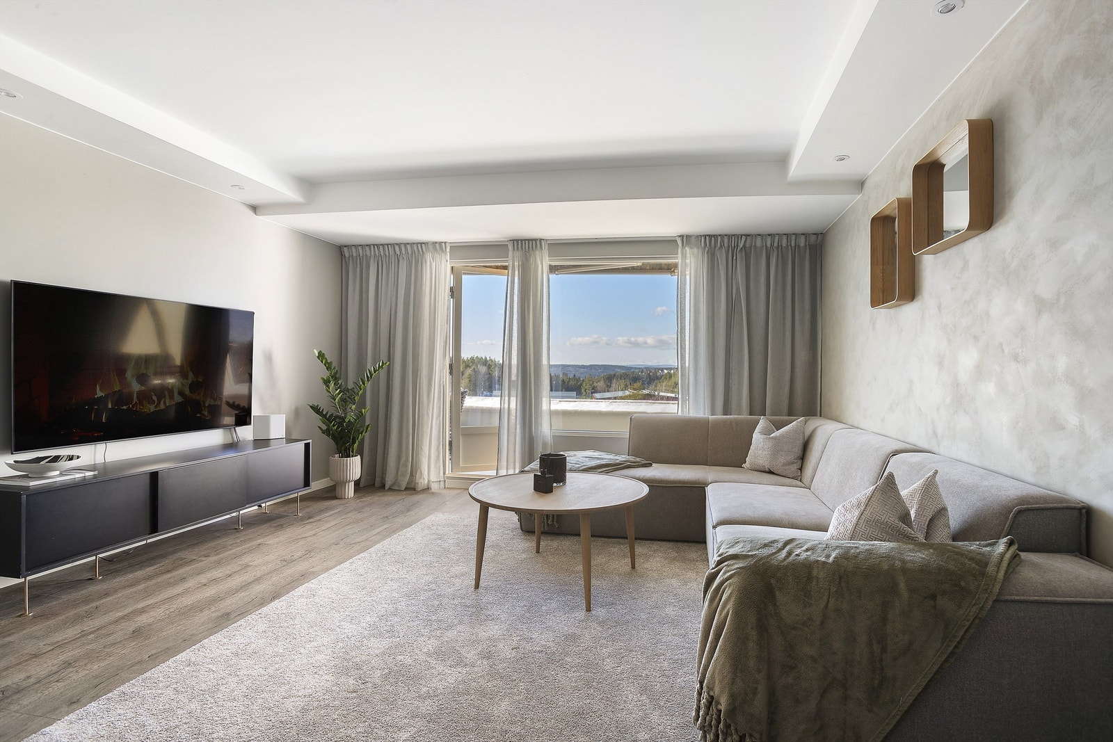 Store vindusflater gir rommet rikelig med naturlig lys Galleribilde