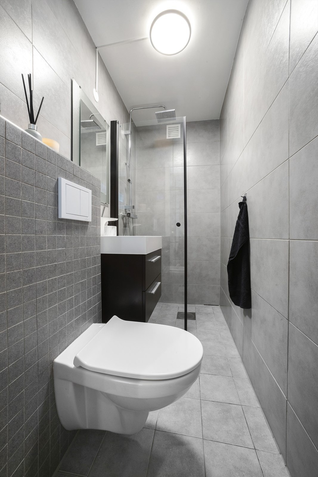 Badet er flislagt og har varmekabler på gulv Galleribilde