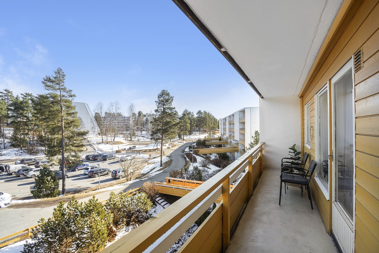 Fra kjøkkenet er det utgang til overbygget balkong Galleribilde