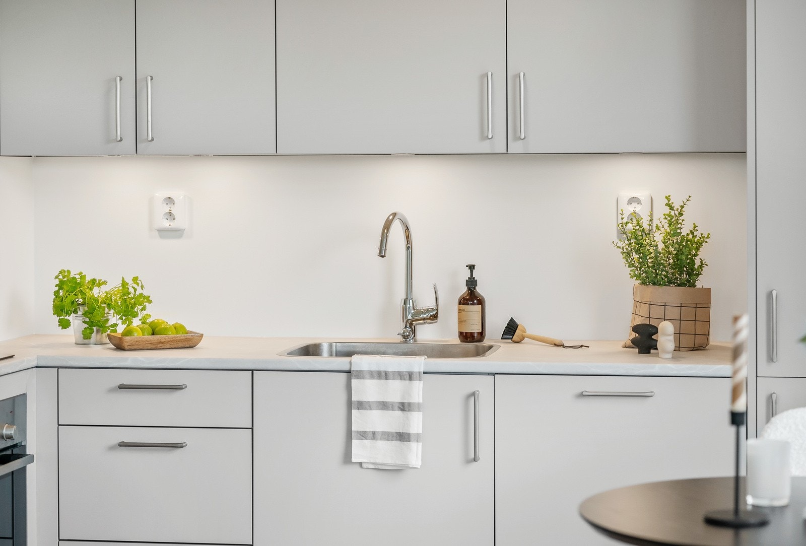 Innredningen har et moderne uttrykk med stilrene farger som innbyr kreativitet med dekor og møblement Galleribilde