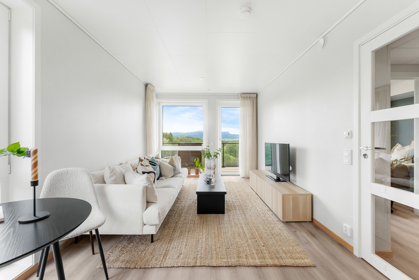 Lys og stilriktig stue med god plass for både sofa og spisebord. Stuen nyter godt av lysinnslipp fra flere vindusflater, samt balkongdør Galleribilde
