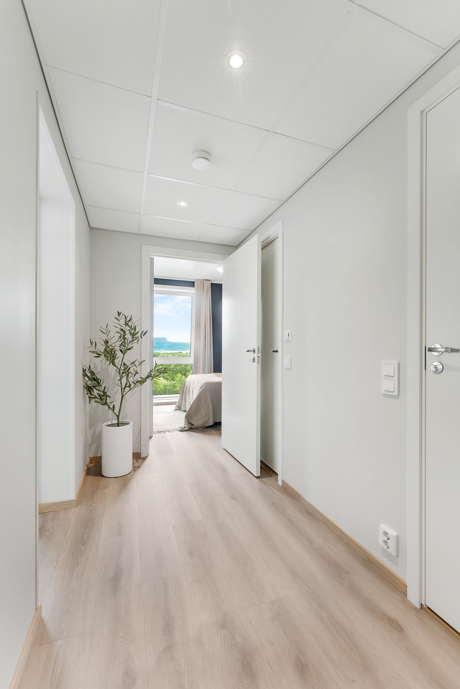 Inn døren blir du møtt med en stilren gang som setter standarden for en moderne og flott leilighet Galleribilde