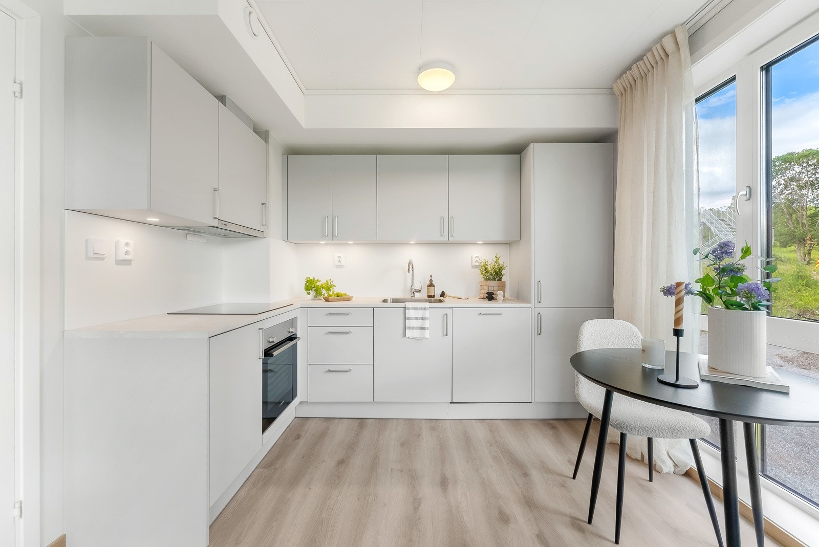 Leiligheten har en lekker Arens kjøkkeninnredning, innredningen er med glatte fronter, benkeplate av laminat og nedfelt oppvaskkum med ett-greps armatur Galleribilde