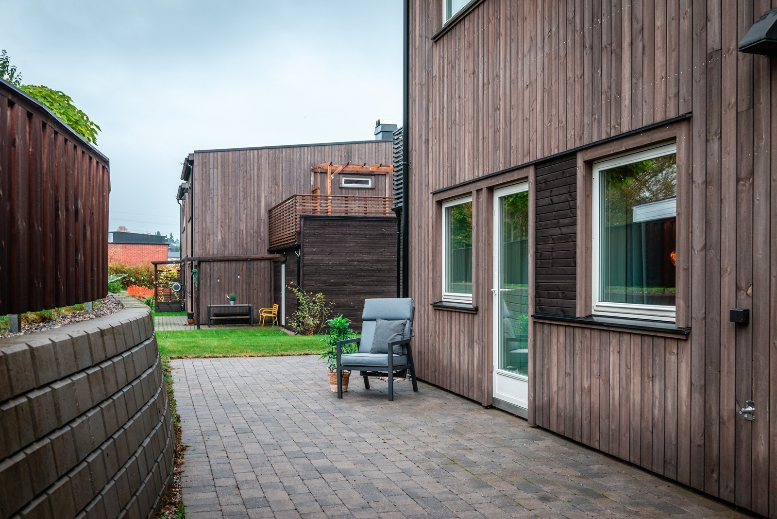 Uteplassen på baksiden med tilkomst fra hovedsoverommet, her kan man sitte å nyte morgenkaffen! Galleribilde