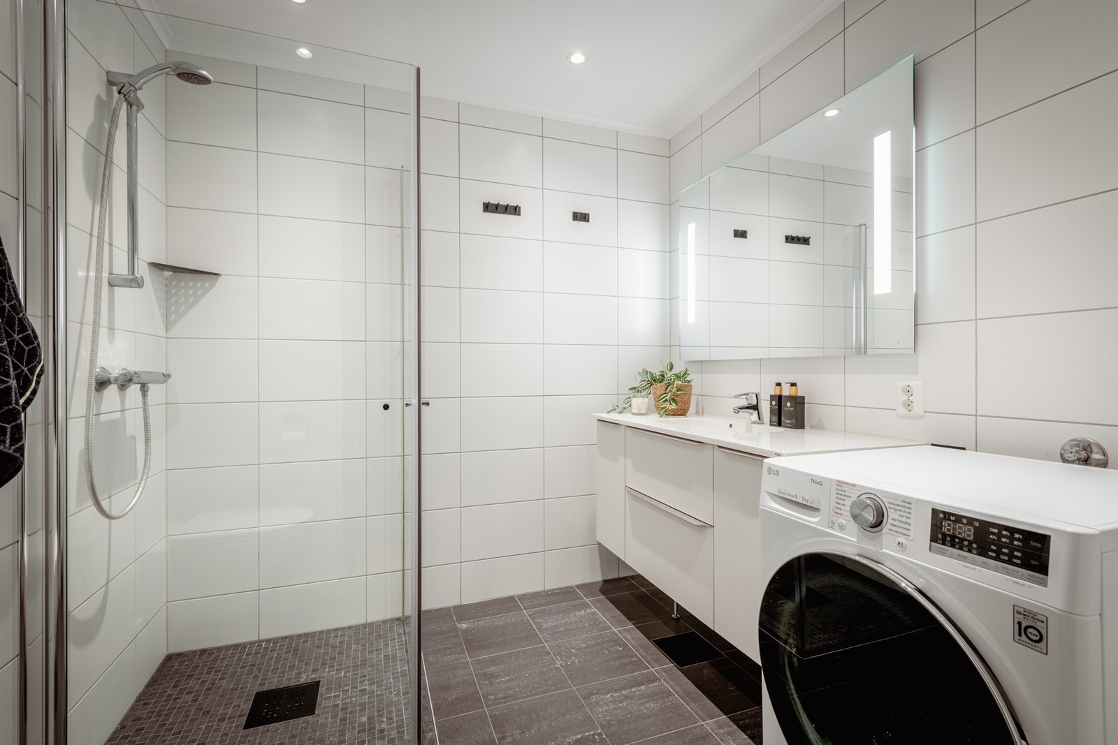 Badet er fra 2020 og er pent og delikat i fargevalg, med opplegg for vaskemaskin Galleribilde