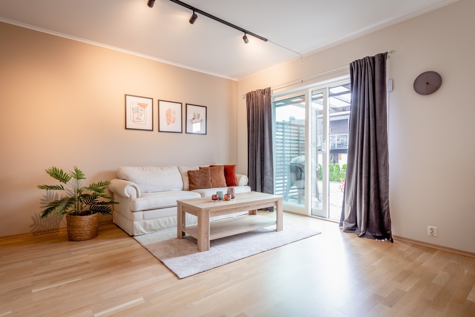 Fra stuen er det utgang til pent opparbeidet uteplass. Galleribilde