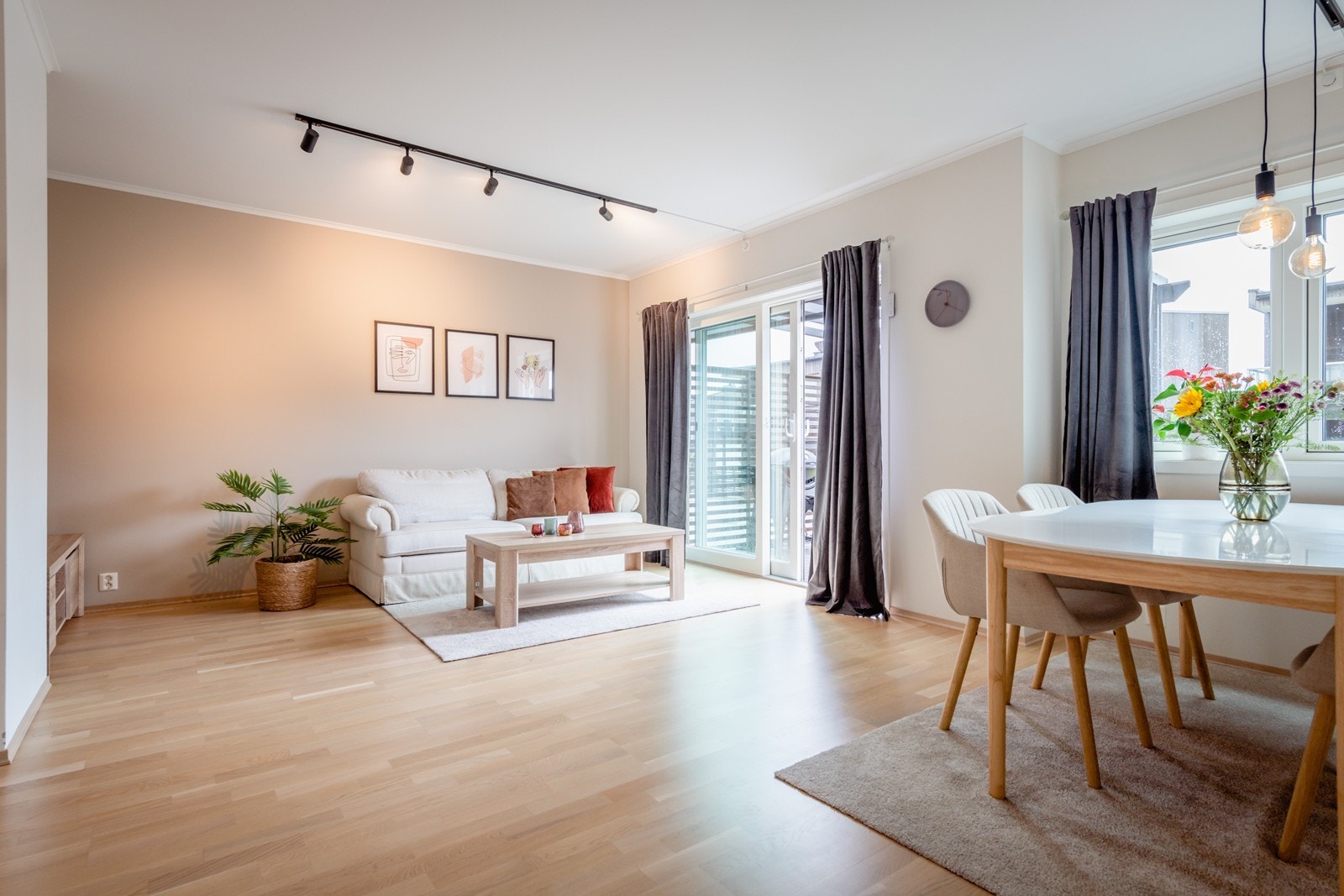 Åpen stue/kjøkkenløsning, fine naturlige inndelte soner som gjør at rommet kan utnyttes godt Galleribilde