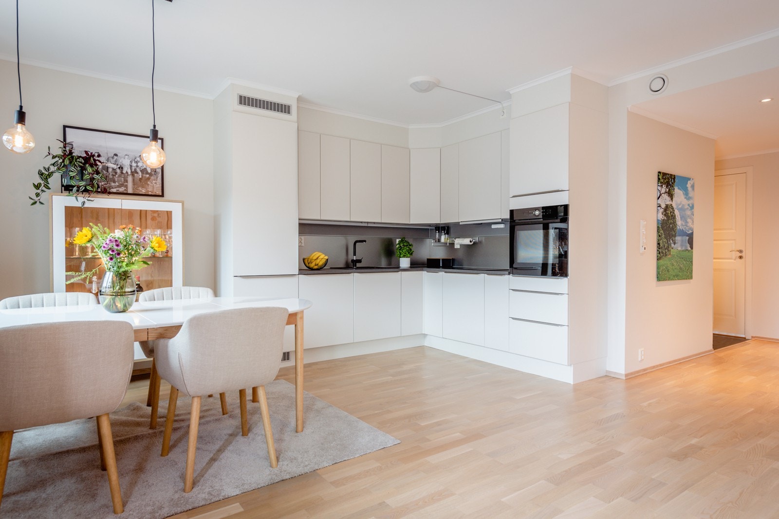 Kjøkkenet i åpen løsning med innredning fra 2020. Galleribilde