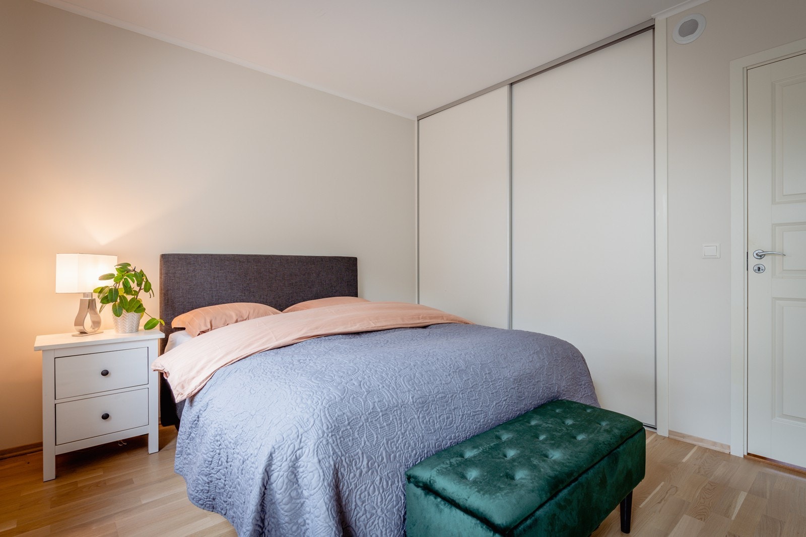 Hoved soverommet har garderobeløsning langs vegg. Galleribilde