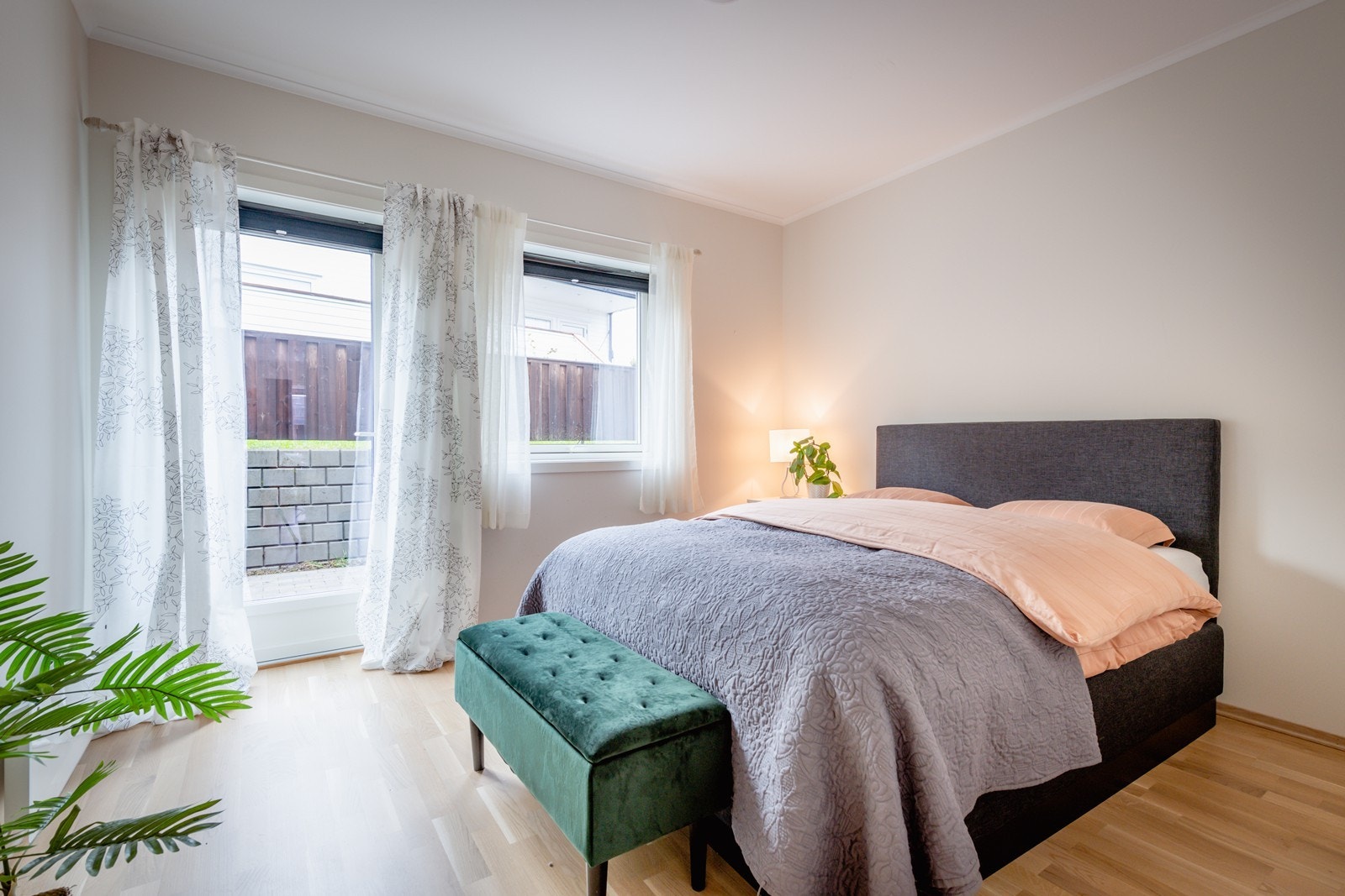 Fra hovedsoverommet er det utgang til enda en uteplass. Galleribilde