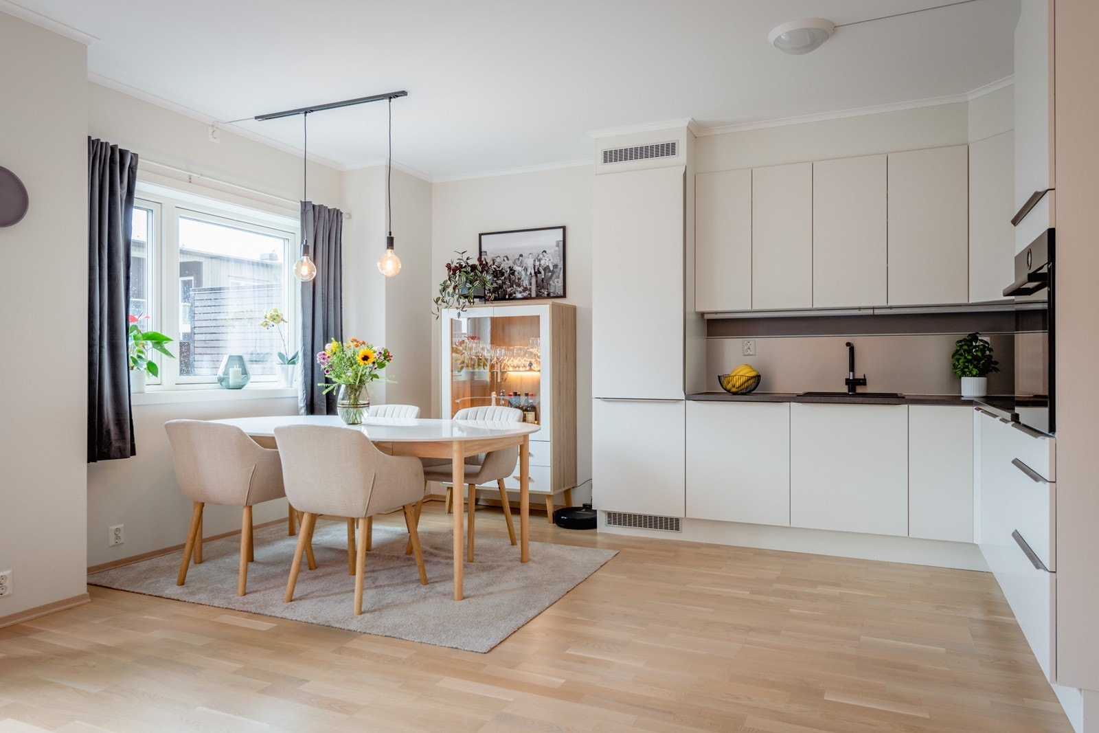 Fin plass for spisegruppe, og det er godt med lagring i skaper. Galleribilde