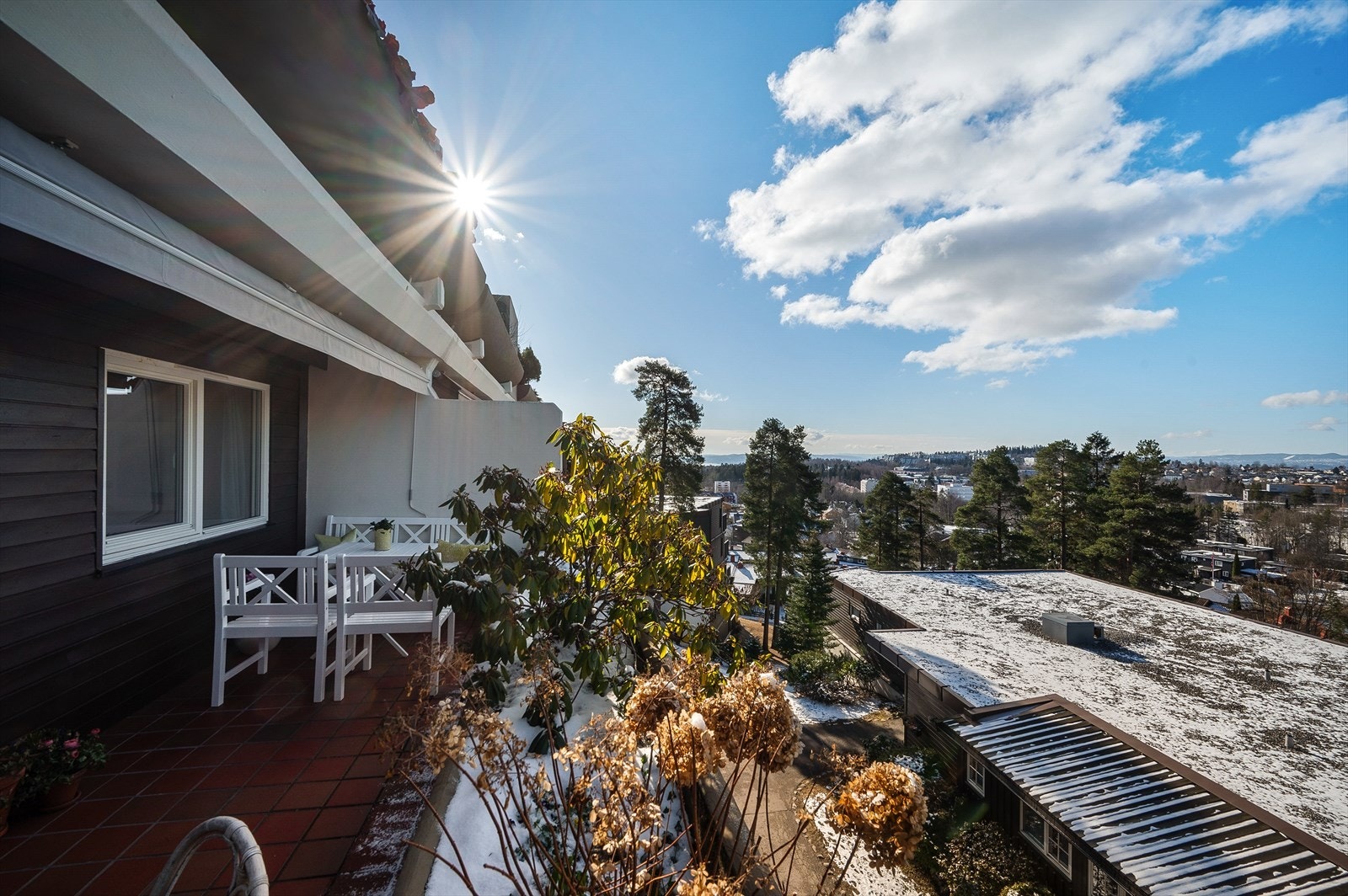 Solen kommer inn på terrassen i front rundt 11.00 Galleribilde