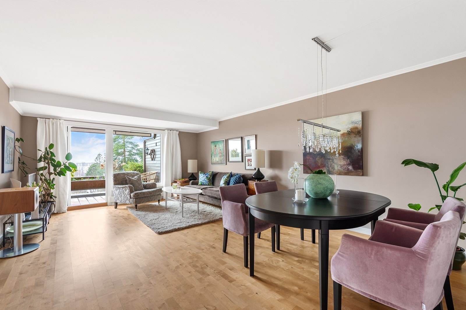 Stor og gjennomgående terrasseleilighet med to solrike uteplasser i populært og barnevennlig sameie Galleribilde