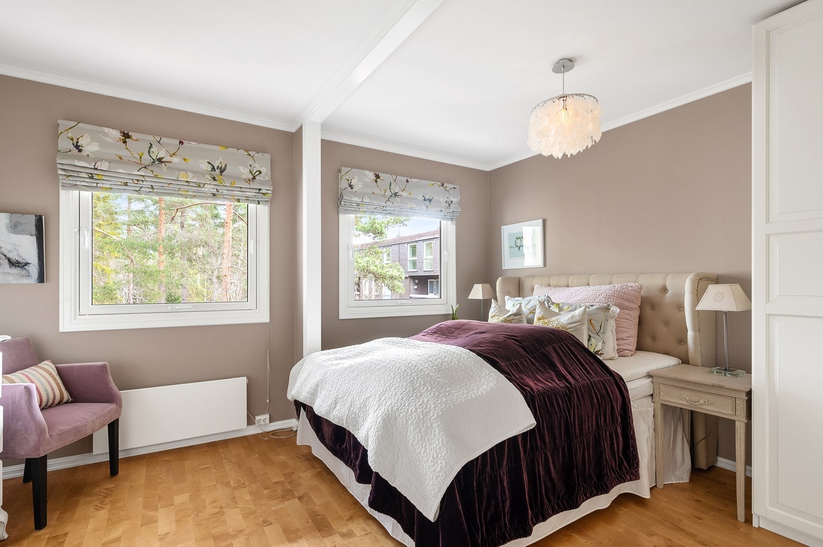 Stort og luftig hovedsoverom med store vindusflater, gode lysforhold og idyllisk utsyn. Galleribilde