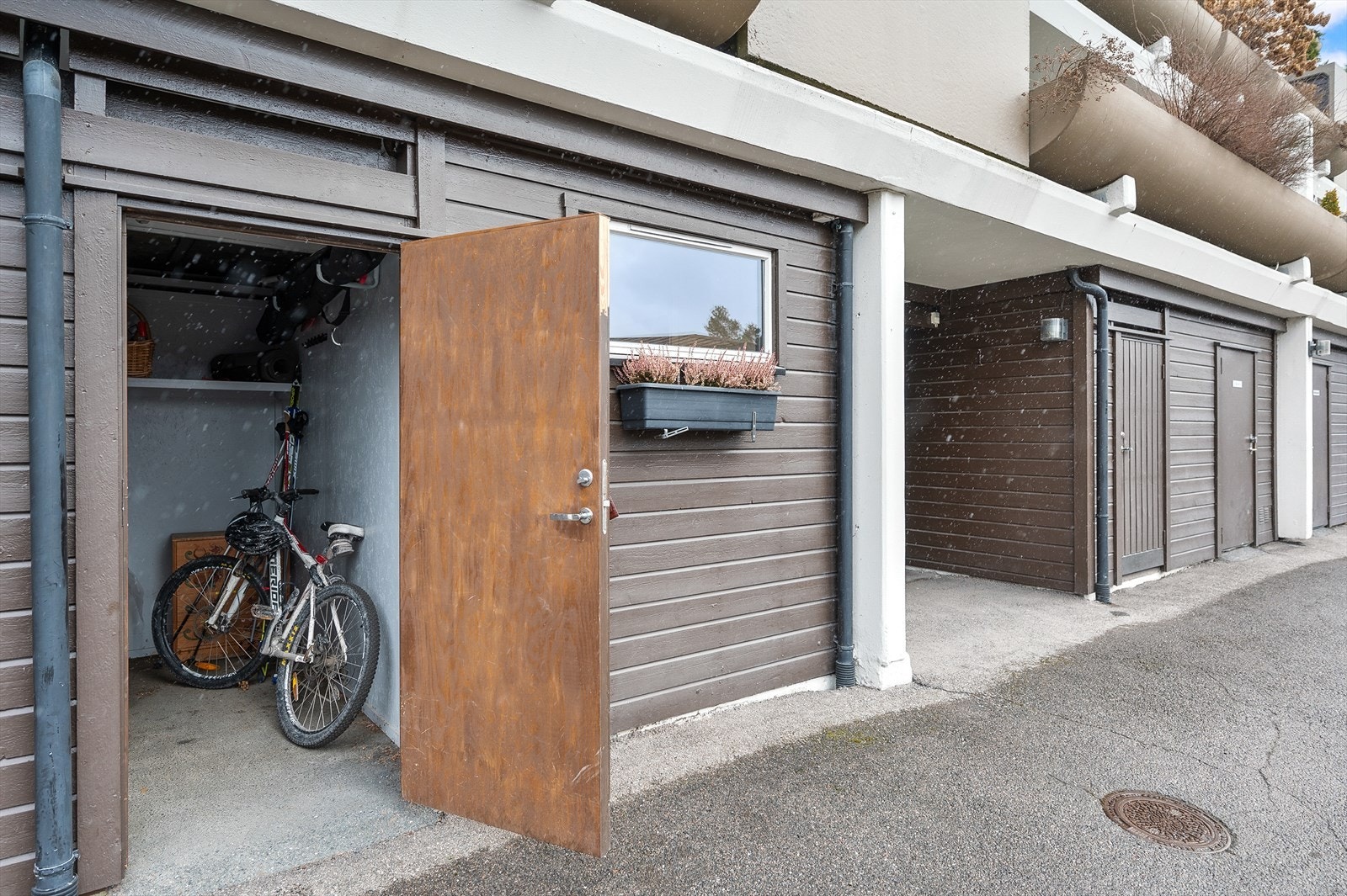 Leiligheten disponerer halvpart av felles lagringsbod på på bakkeplan Galleribilde