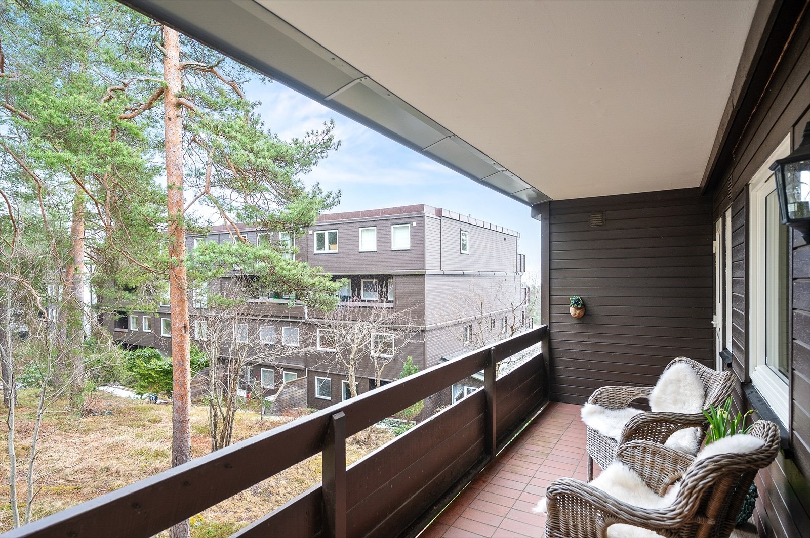 Et fint sted å medbringe frokosten ut i morgensolen. Flere i sameiet har utvidet soverom og kjøkken inn i denne balkongen og dermed fått større plass Galleribilde