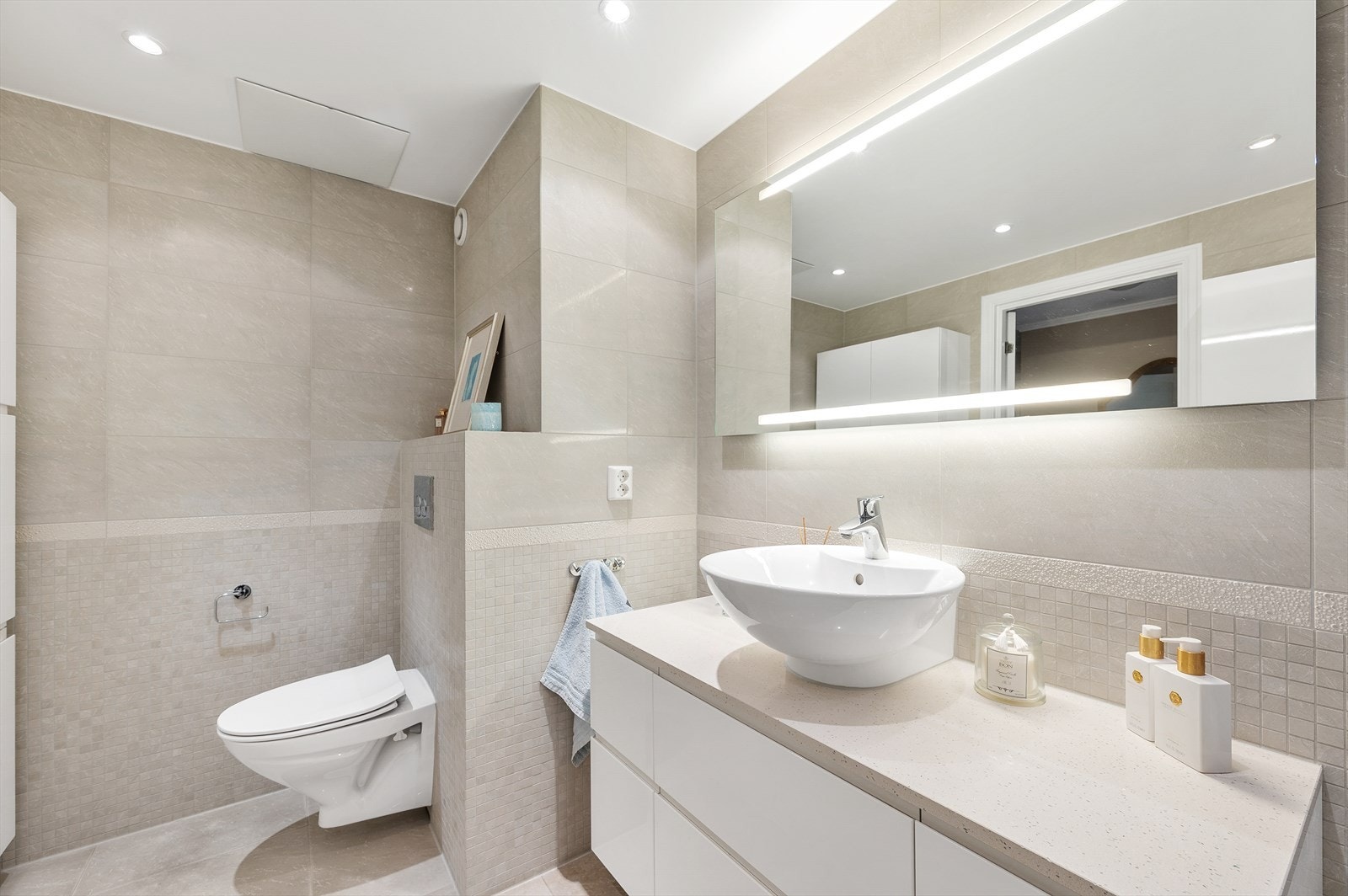 Badet er pent flislagt og praktisk utformet Galleribilde