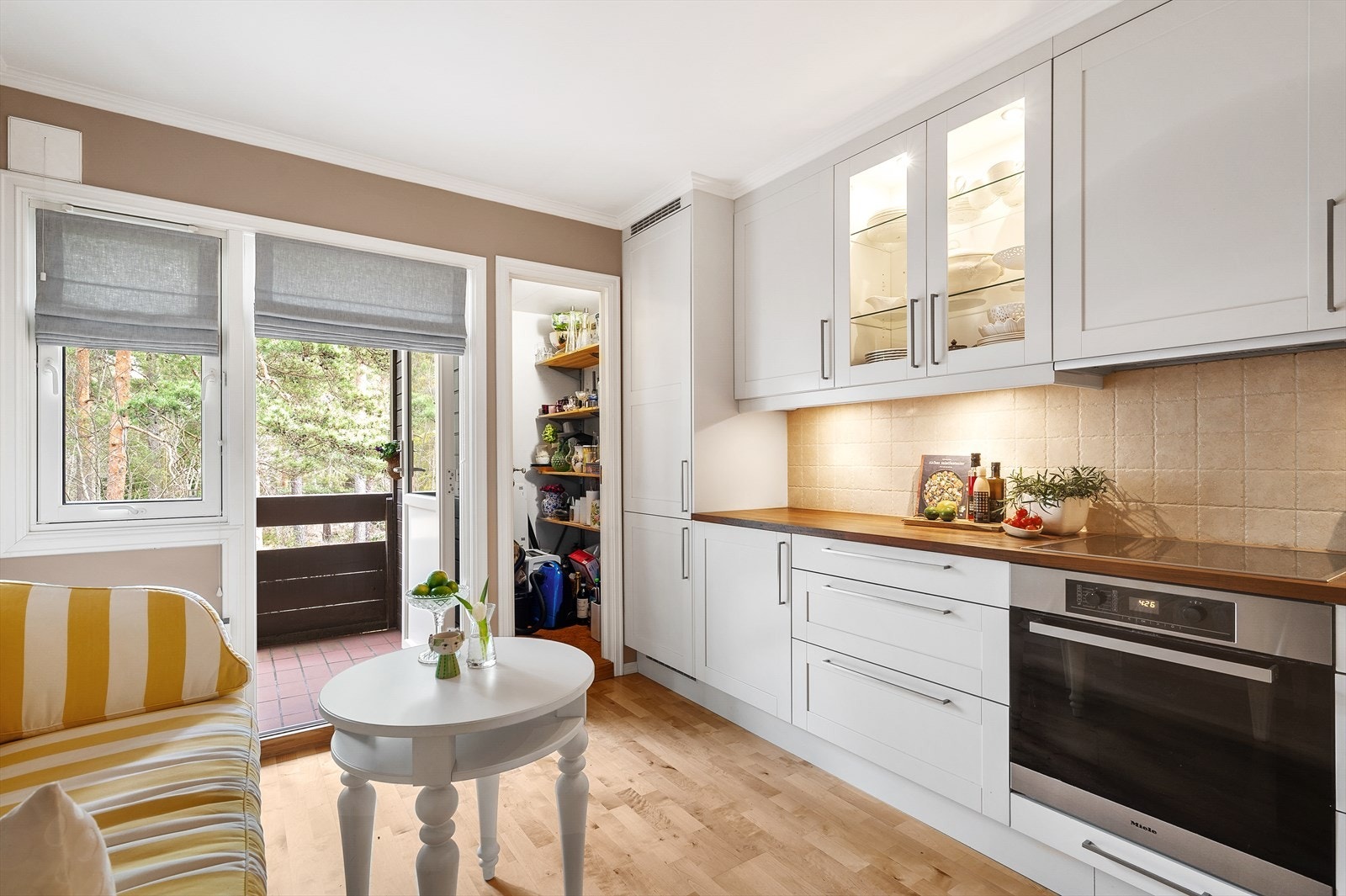 Adkomst til kott, perfekt til oppbevaring av tørrvarer, kjøkkenmaskiner og lignende Galleribilde