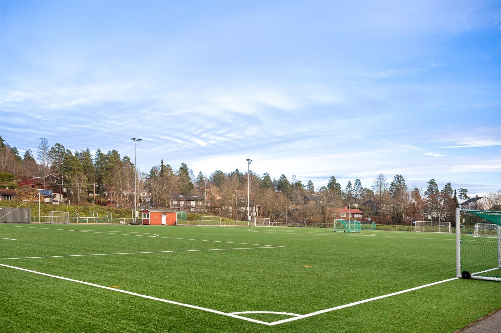 Beliggenheten er perfekt for deg som er aktiv og setter pris på gode tur- og fritidsmuligheter. Det er en rekke aktivitetstilbud for barn i området, med idrettshaller, fotballbaner og skiklubber Galleribilde