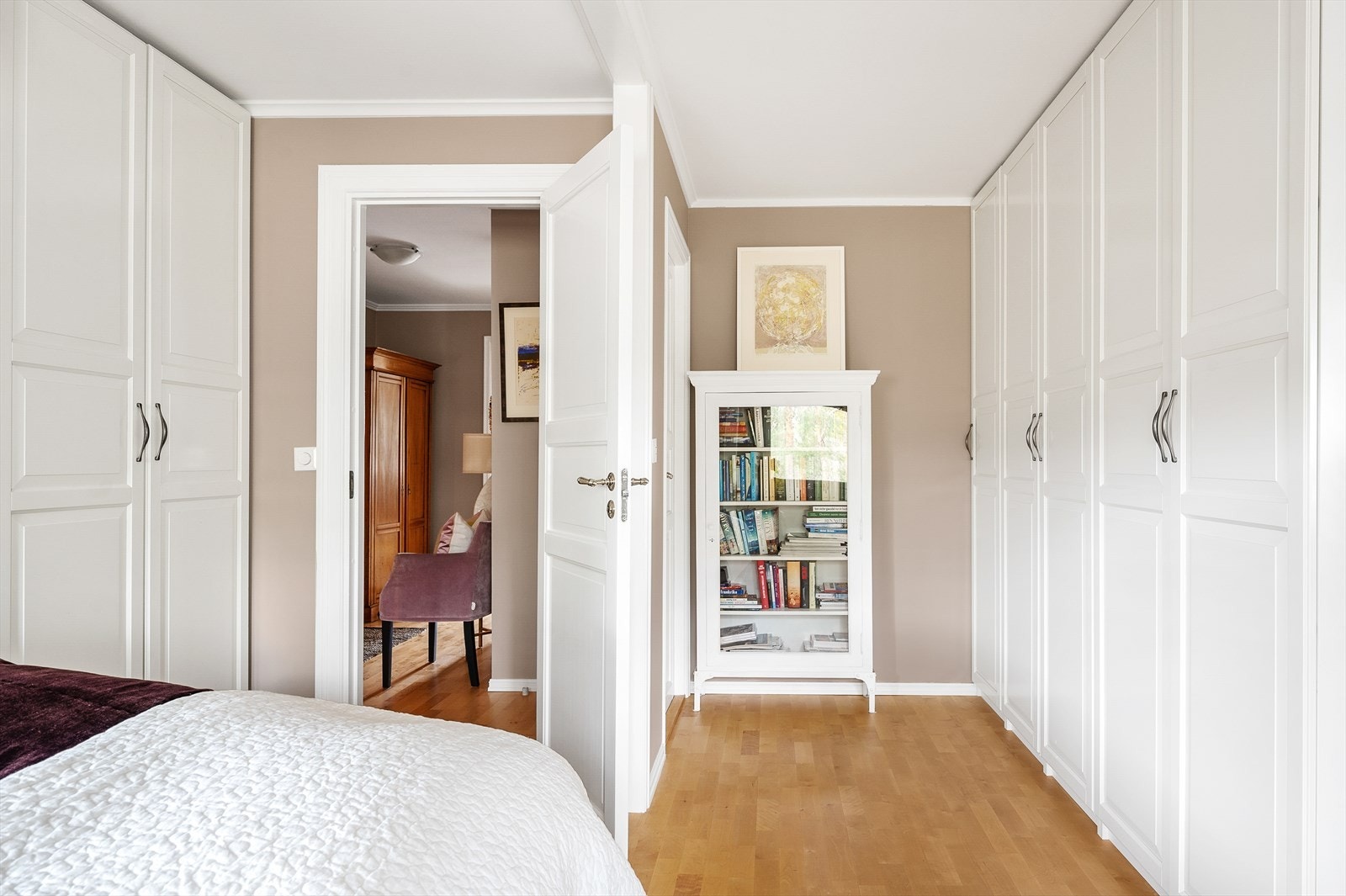 Rikelig med oppevaringsmuligheter i medfølgende garderobeskap på begge sider Galleribilde