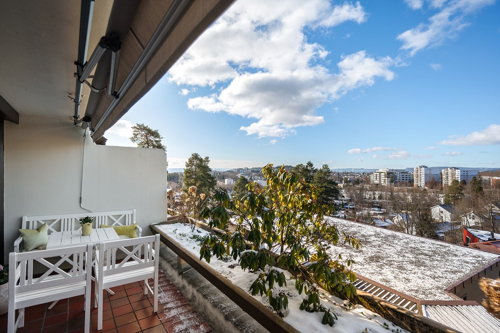 Leiligheten ligger flott til i sameiet med utsikt og gode solforhold Galleribilde