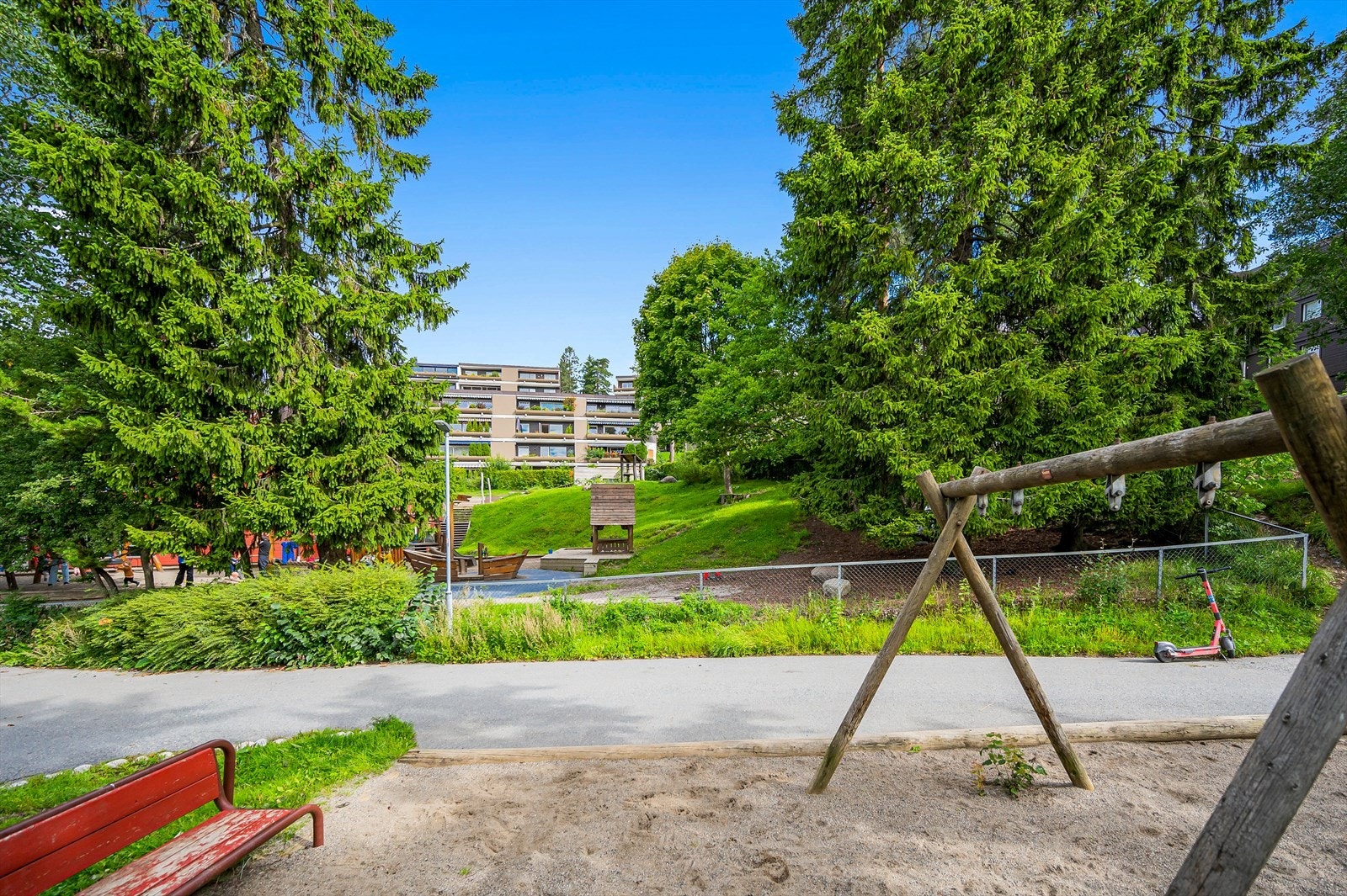 Det er flere barnehager i området, bl.a. sameiets egne barnehage (Kragskogen barnehage), hvor beboerne i området har fortrinnsrett Galleribilde