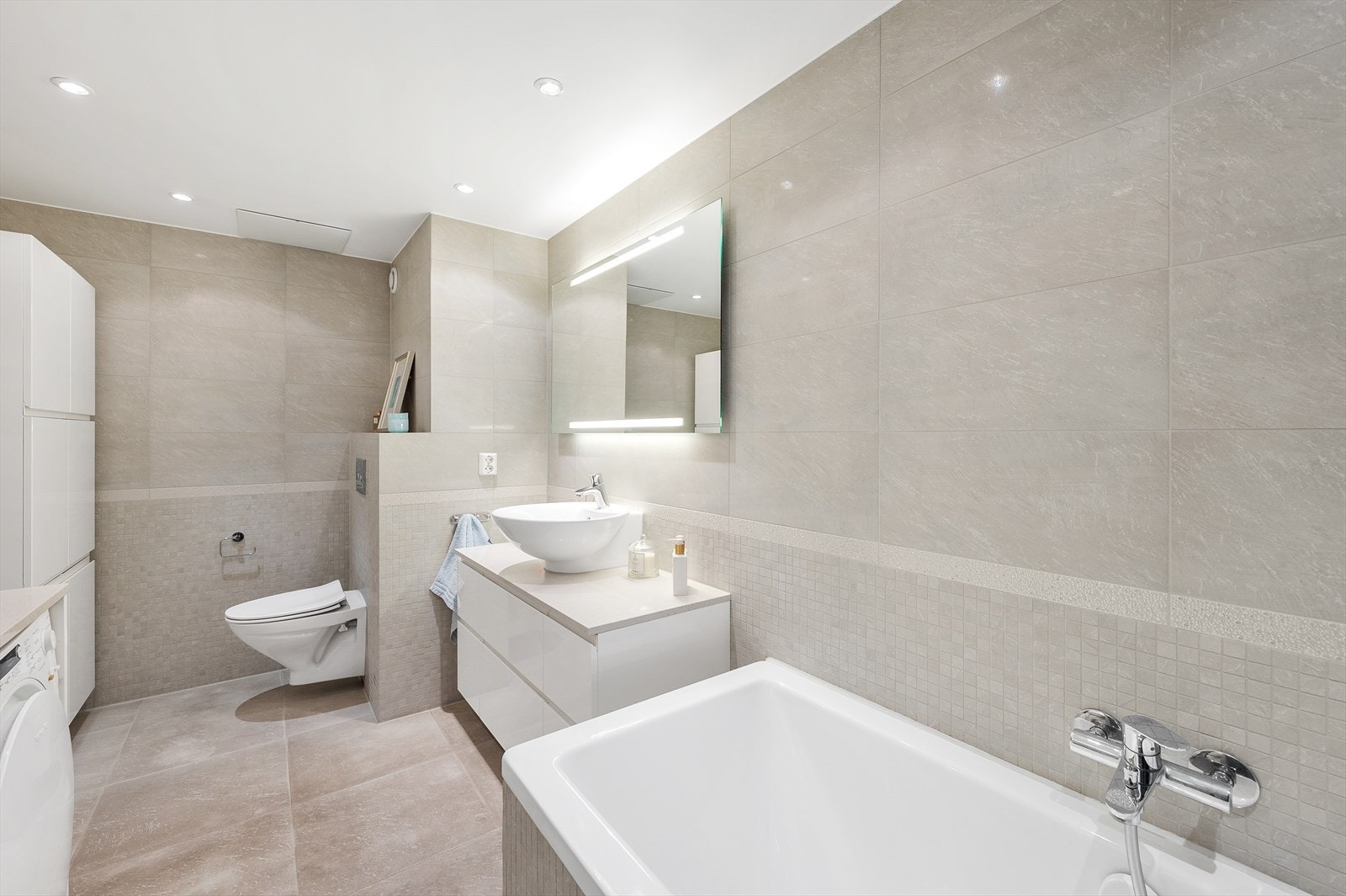 Badet er romslig, praktisk og innholdsrikt med gode løsninger Galleribilde