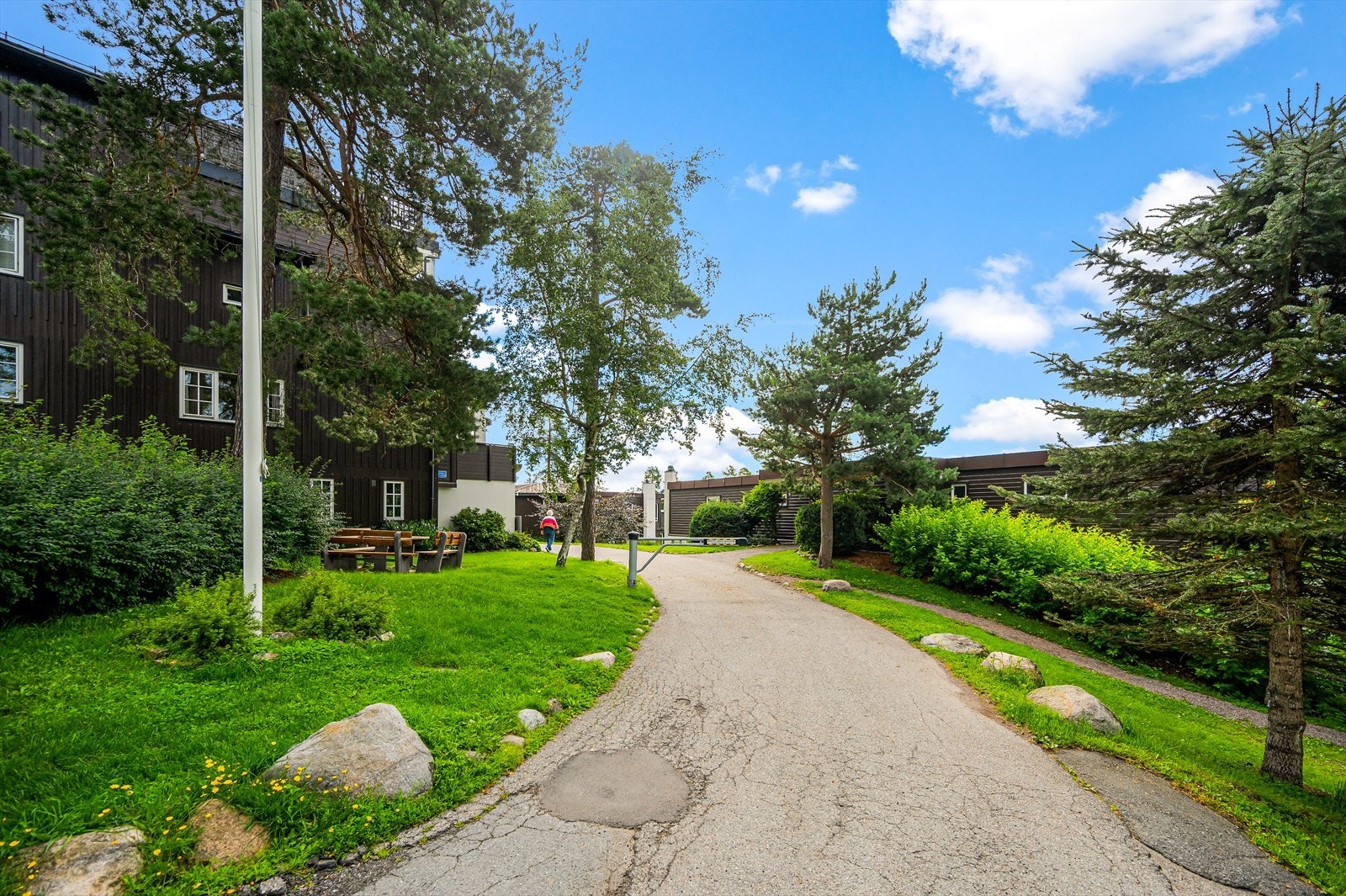 Fra leiligheten er det ca. 250 meter til søndagsåpen Joker, via hyggelig gangvei Galleribilde