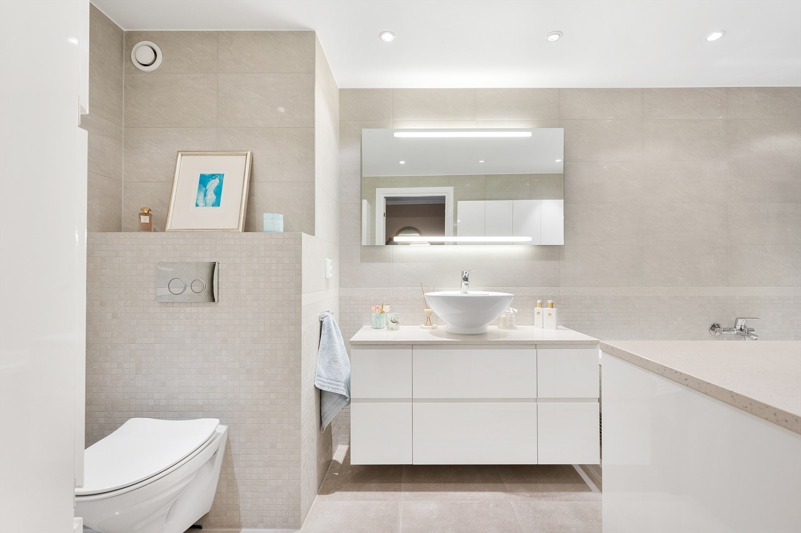 Lekkert, helfliset bad fra 2011 med varmekabler i gulv og downlights i himling Galleribilde