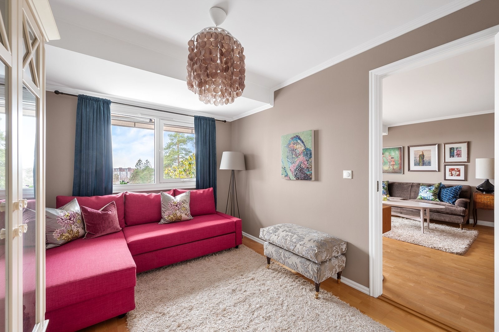 Soverommet har adkomst fra stuen. Gode lysforhold og fin utsikt Galleribilde