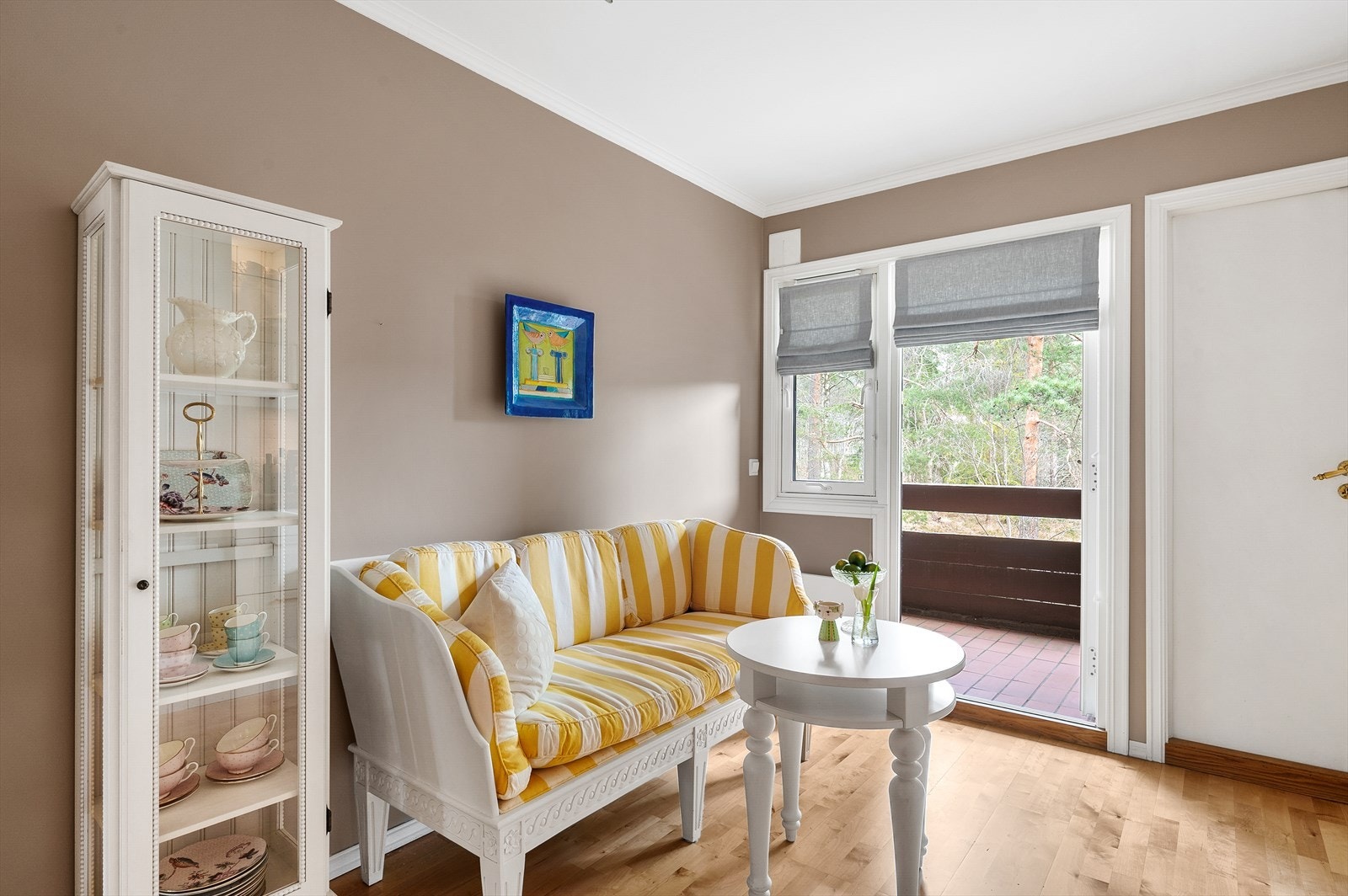 Vinduer og terrassedør på kjøkkensiden er fra 2020 - vinduer og terrassedører på stuesiden er fra 2023 Galleribilde