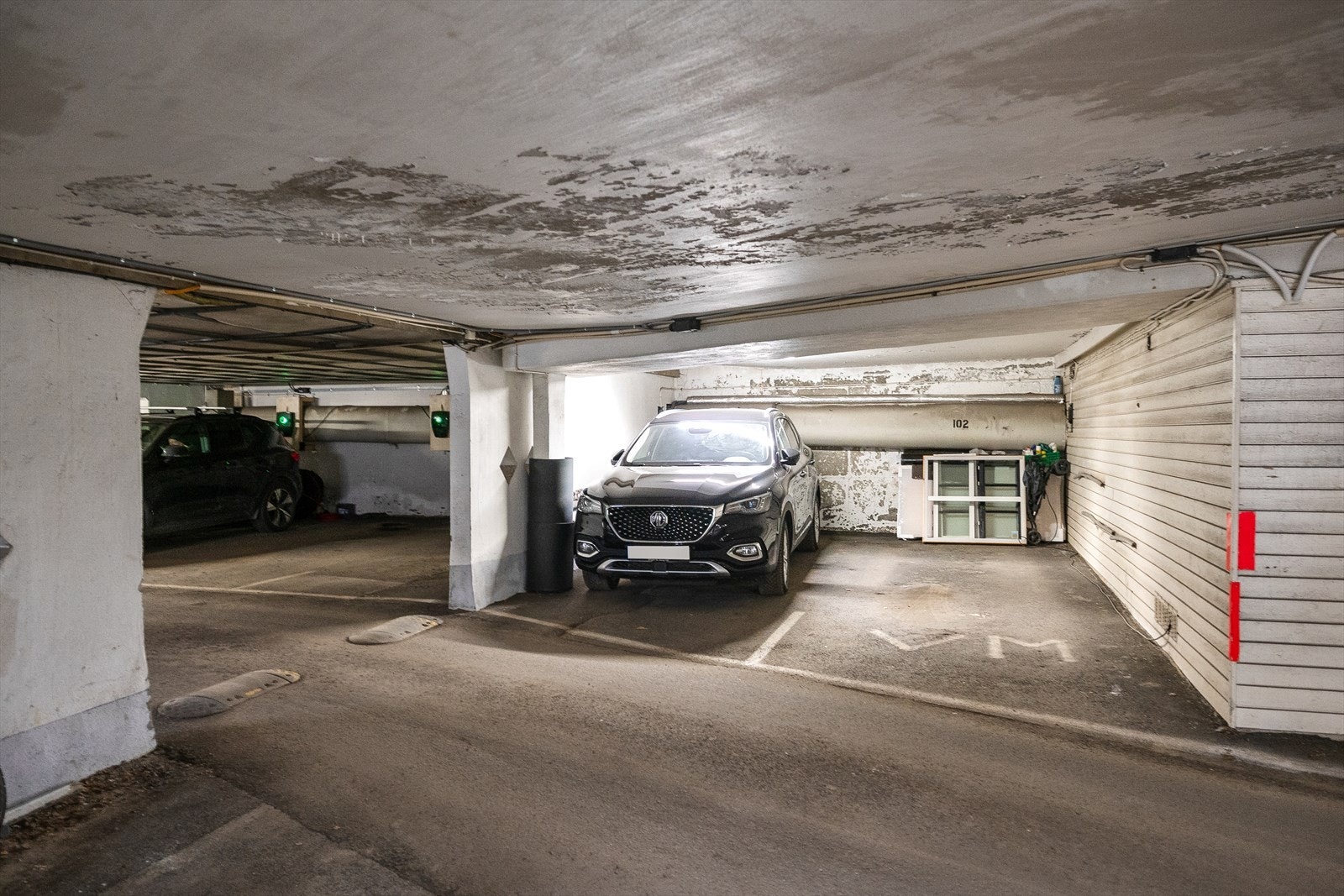 Til leiligheten medfølger garasjeplass i felles garasjeanlegg med kontakt tilpasset el-bil-lader Galleribilde