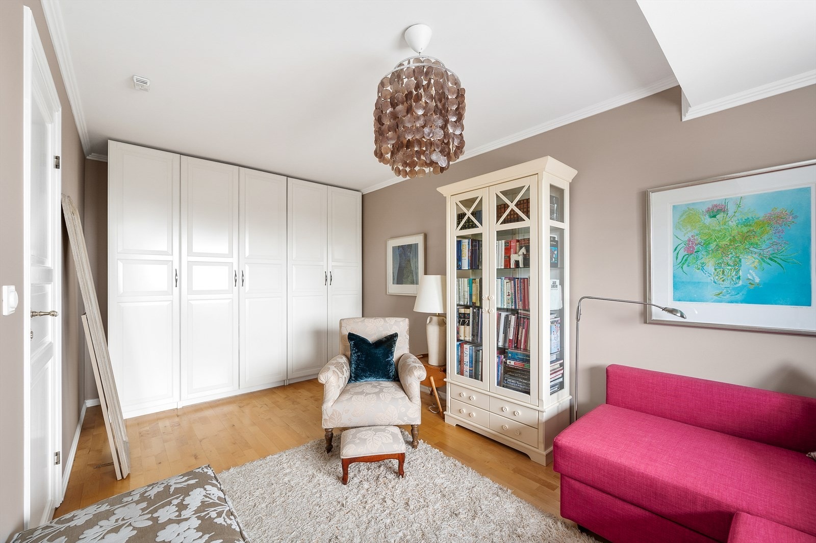 Soverom med gode møbleringsmuligheter og garderobeskap Galleribilde