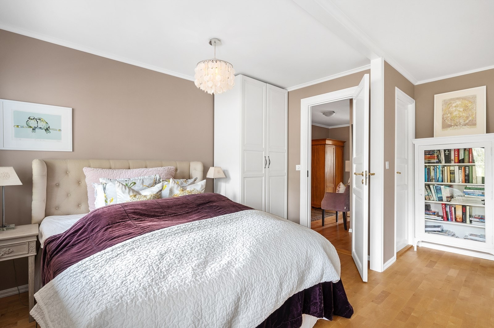 Leiligheten er opprinnelig byggemeldt med tre soverom. Dette soverommet er slått sammen til et stort soverom. Begge dører til de opprinnelige soverommene er beholdt og kan tilbakestilles til en 4-roms leilighet ved å sette opp igjen en vegg Galleribilde