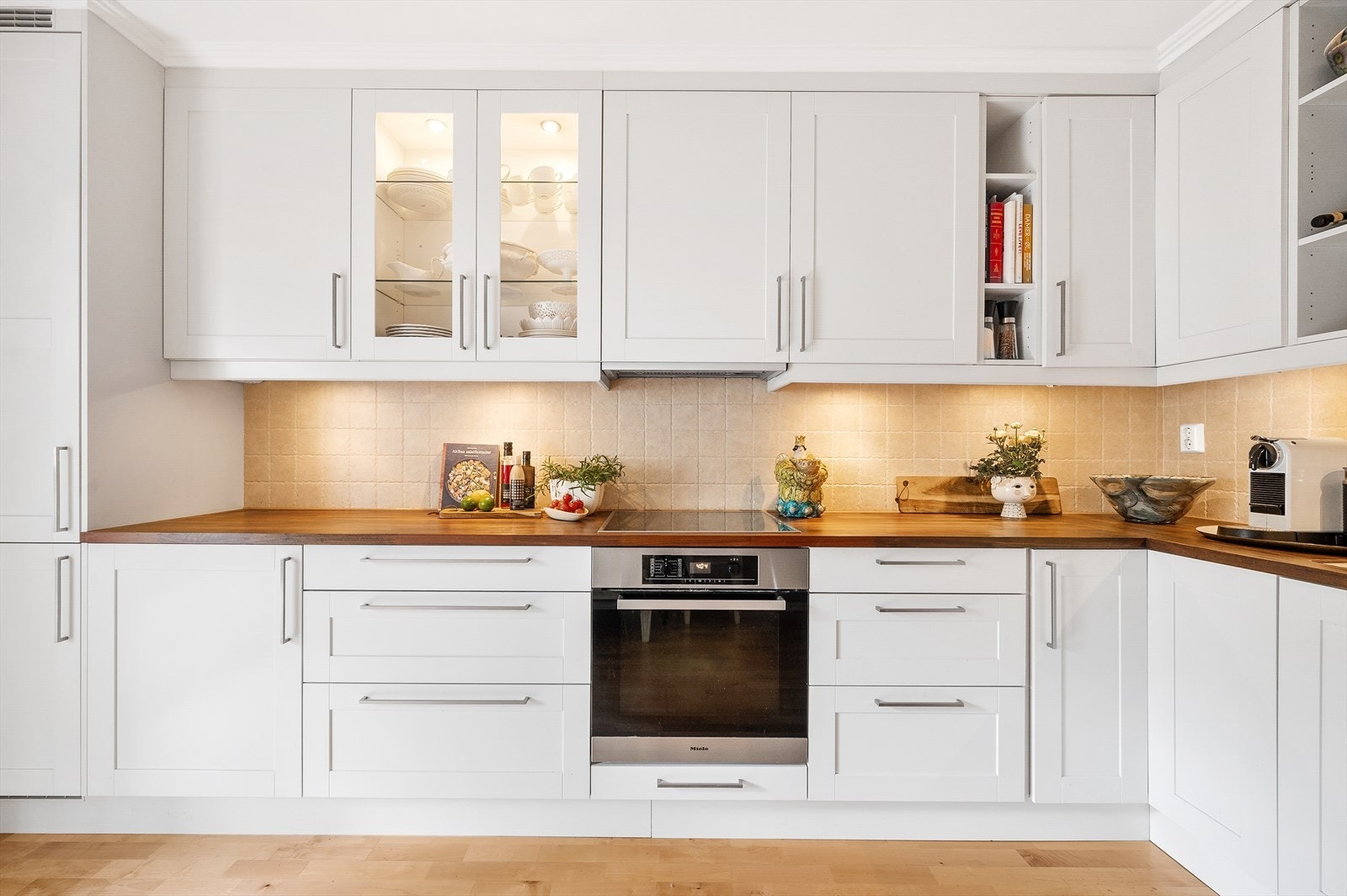 Kjøkkenet er praktisk utformet med store arbeidsflater og gode oppbevaringsmuligheter Galleribilde