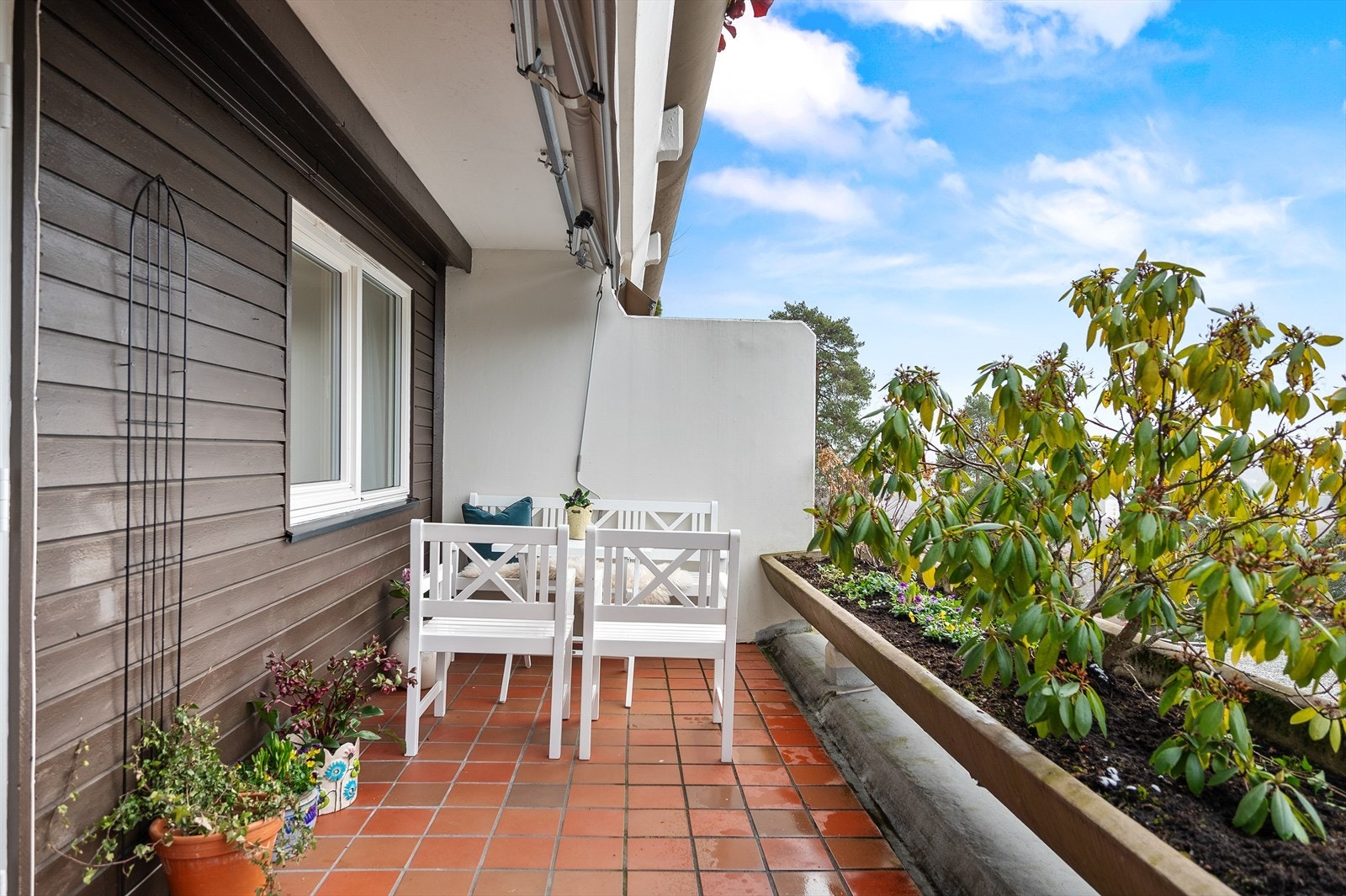 Fra stuen er det utgang til en stor terrasse på ca. 12 kvm. med fin ettermiddag- og kveldssol. Adkomst til en praktisk lagringsbod Galleribilde