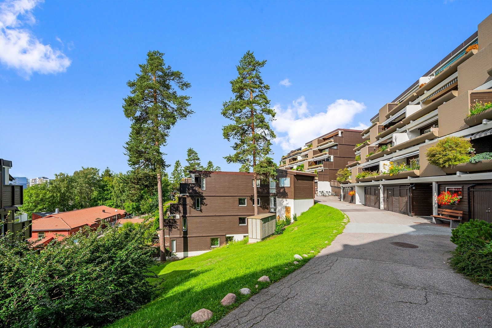 Kragskogen Terrasse har store bilfrie områder, og det er flere lekeplasser på området Galleribilde