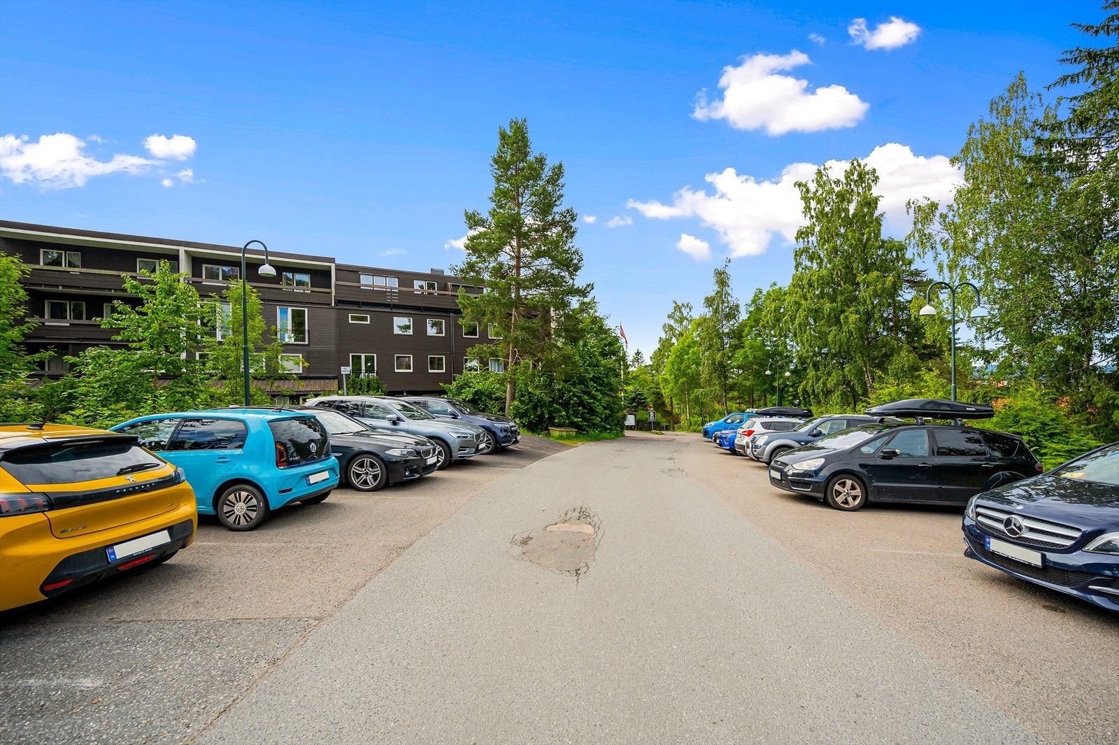 Sameiet har en stor gjesteparkering med flere parkeringsplasser Galleribilde